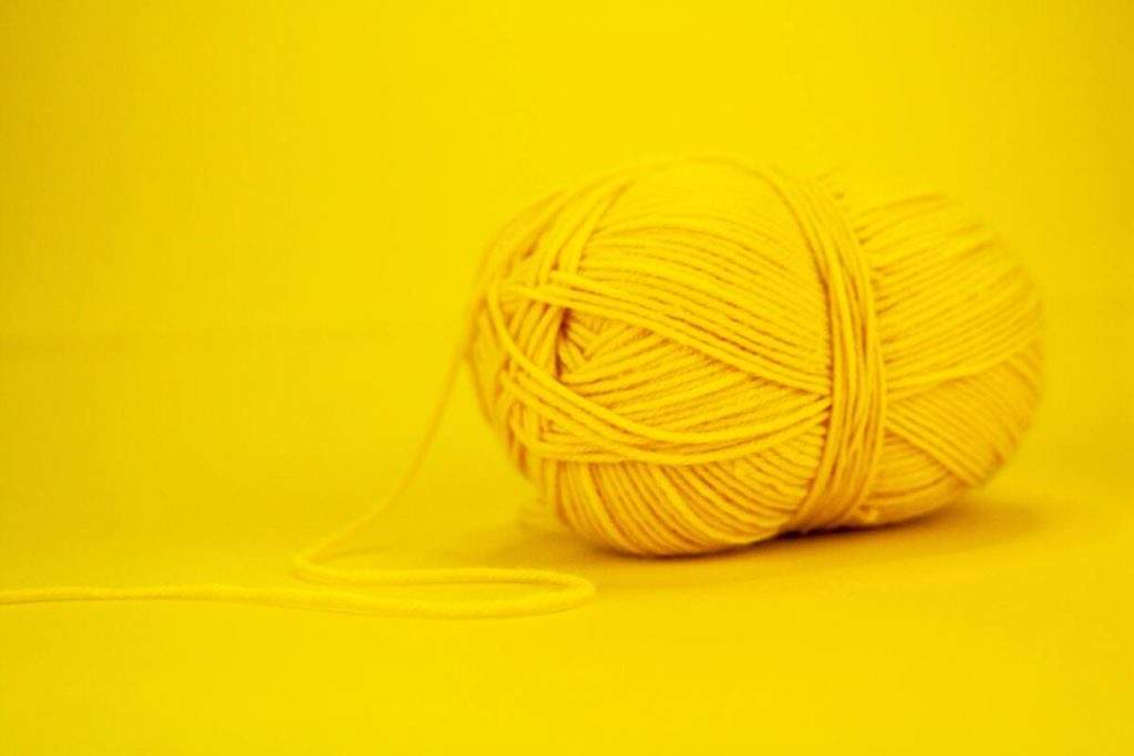 Ovillo de lana amarillo